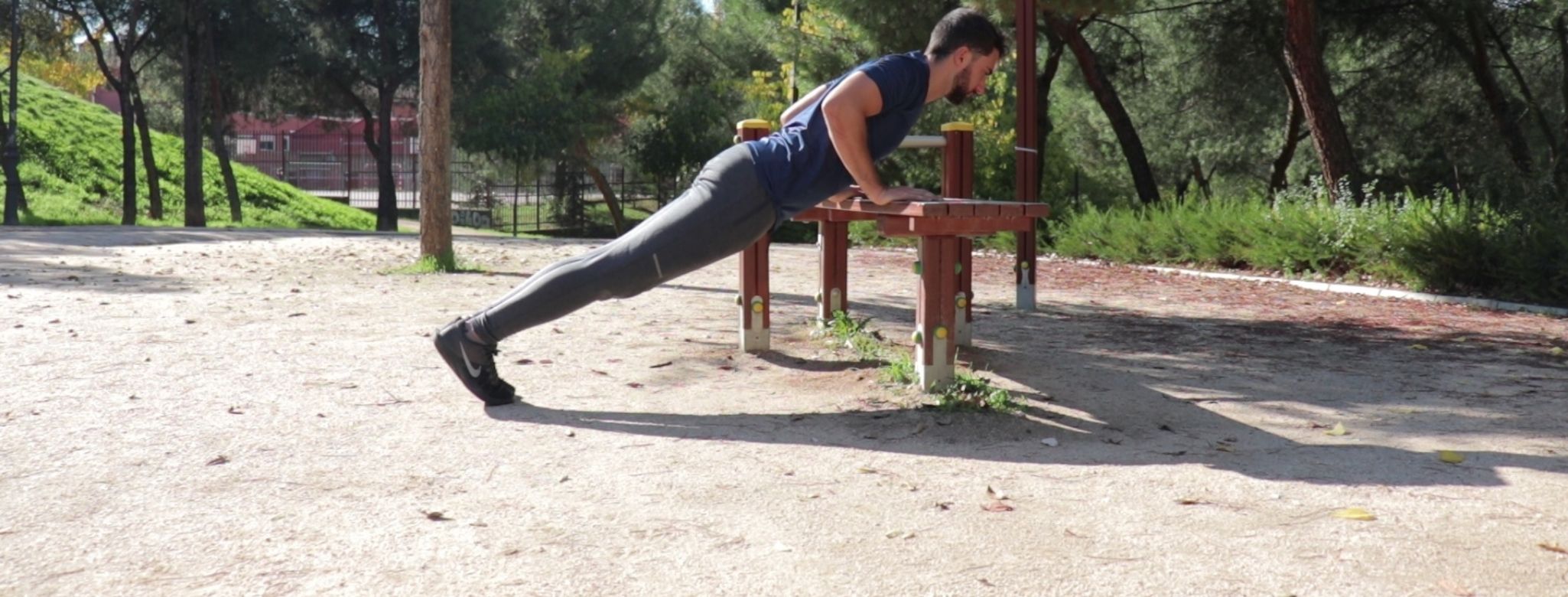 Calistenia para principiantes en el parque: los ejercicios con los que  puedes comenzar a entrenar en las barras